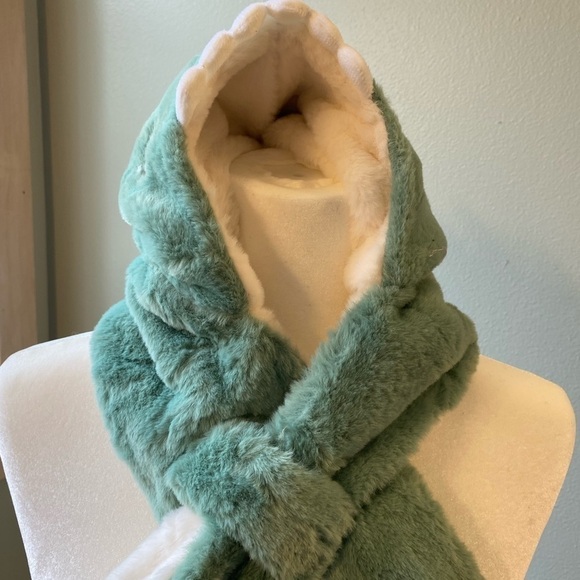 Super Soft Cozy Green Dinosaur Hat and Scarf Combo for Kids! - Picture 10 of 11